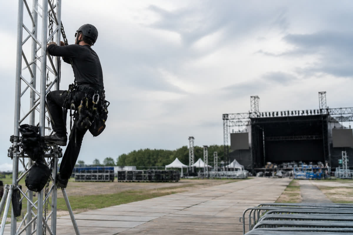 Scène de festival de musique vide avec structures et éclairages en montage