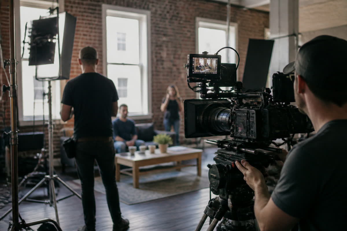 Plateau de tournage d'une série télévisée avec caméra et projecteurs